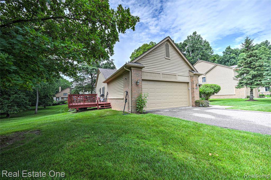 West Bloomfield Twp, MI 48323,7071 Deerwood Trail 28