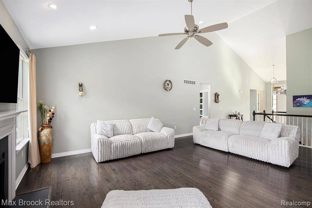 South Lyon, MI 48178,23395 Stoneleigh Court