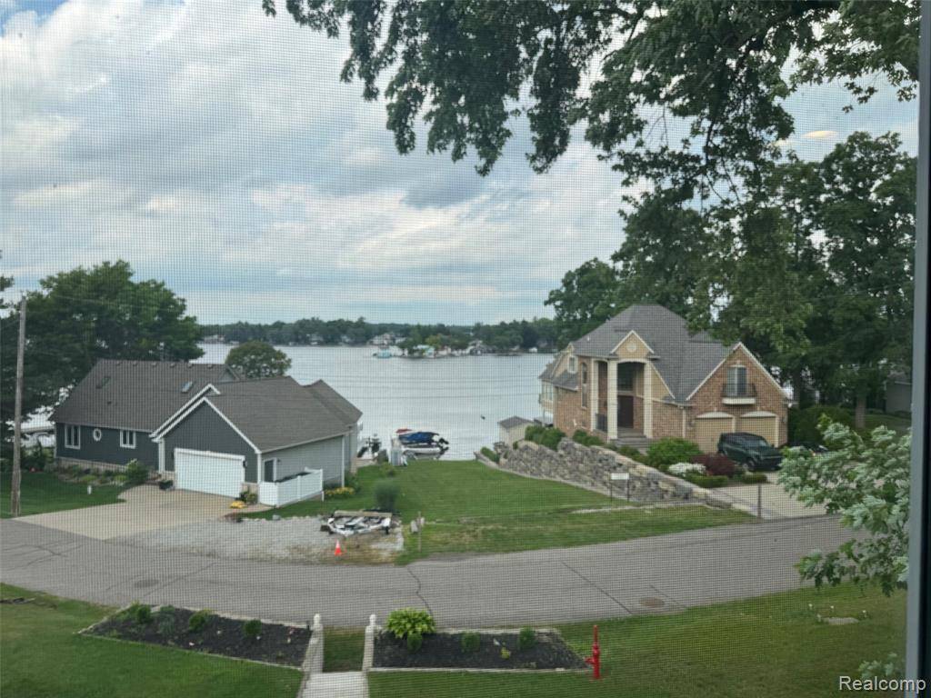 Lake Orion Vlg, MI 48362,677 King Circle