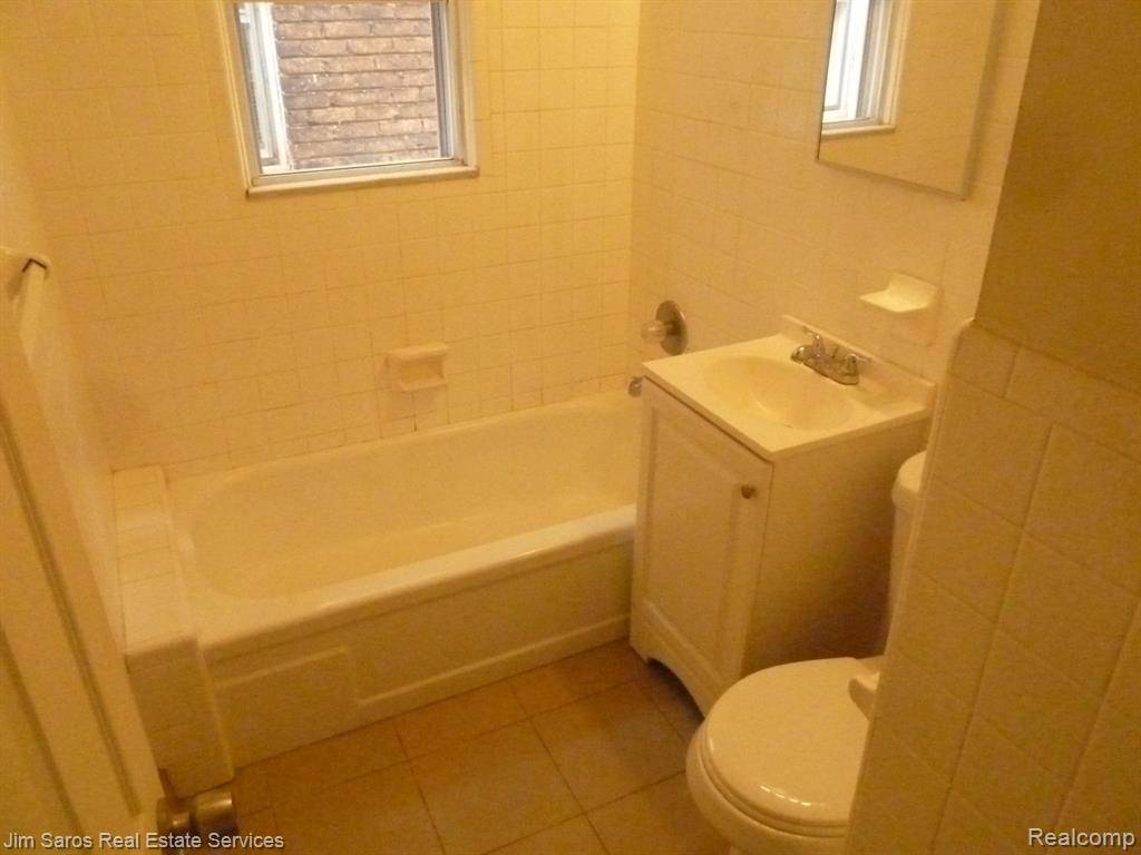 Grosse Pointe Park, MI 48230,926 NOTTINGHAM RD # 28