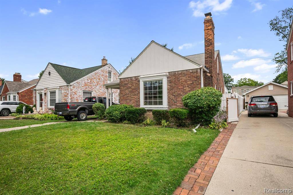 Grosse Pointe Woods, MI 48236,1422 Hollywood Avenue