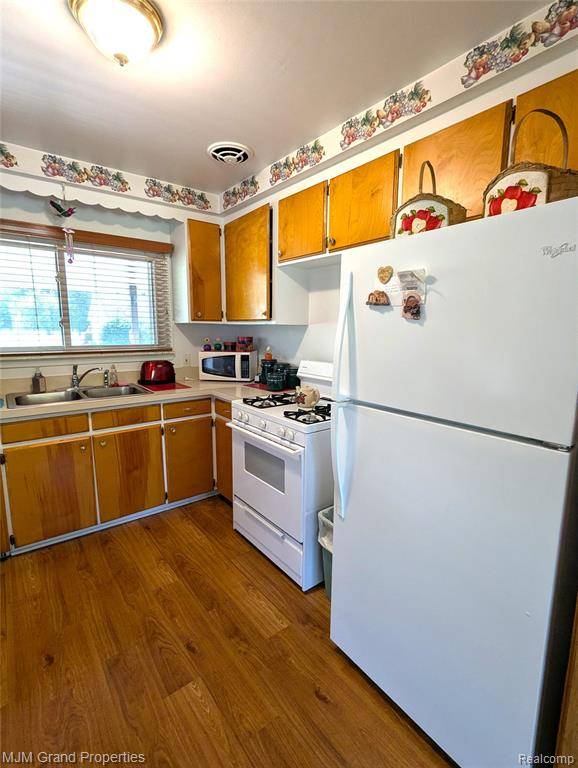Romulus, MI 48174,11061 Elmview Street