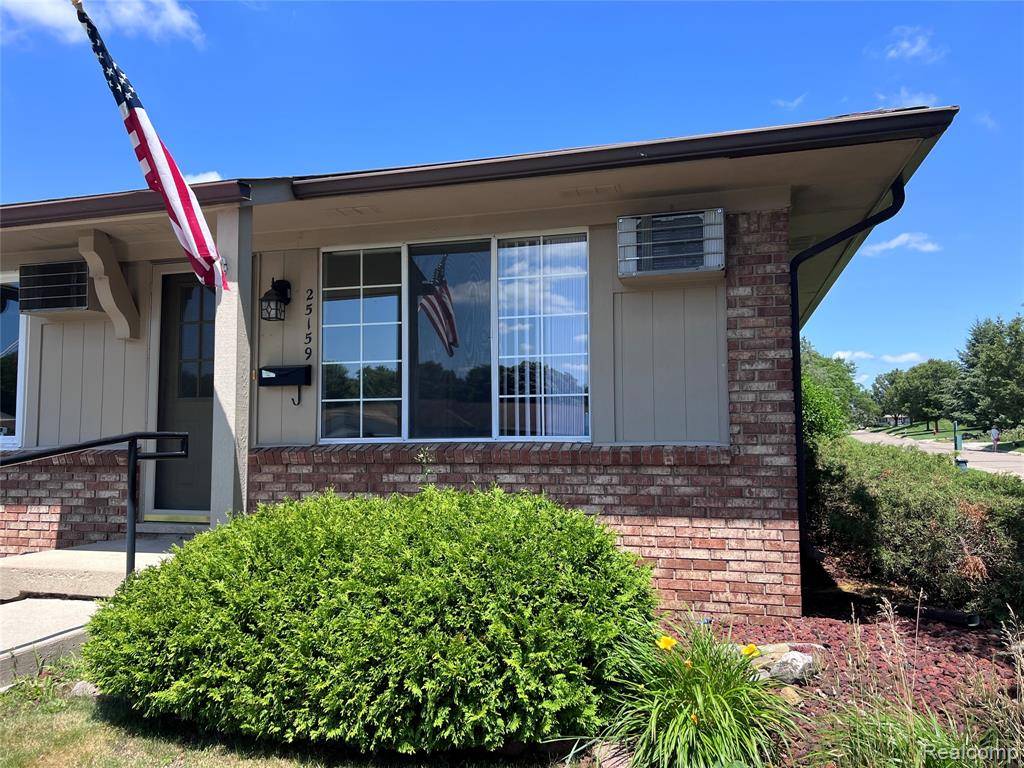 South Lyon, MI 48178,25159 Franklin Terrace 9 8