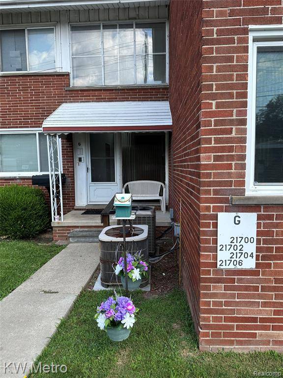 St. Clair Shores, MI 48081,21706 E 11 Mile Road