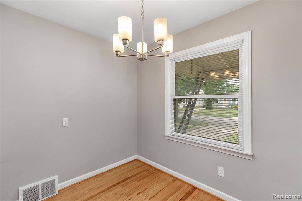 Royal Oak, MI 48067,912 N Edison Avenue