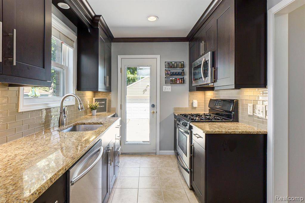 Grosse Pointe Woods, MI 48236,1642 Hampton Road