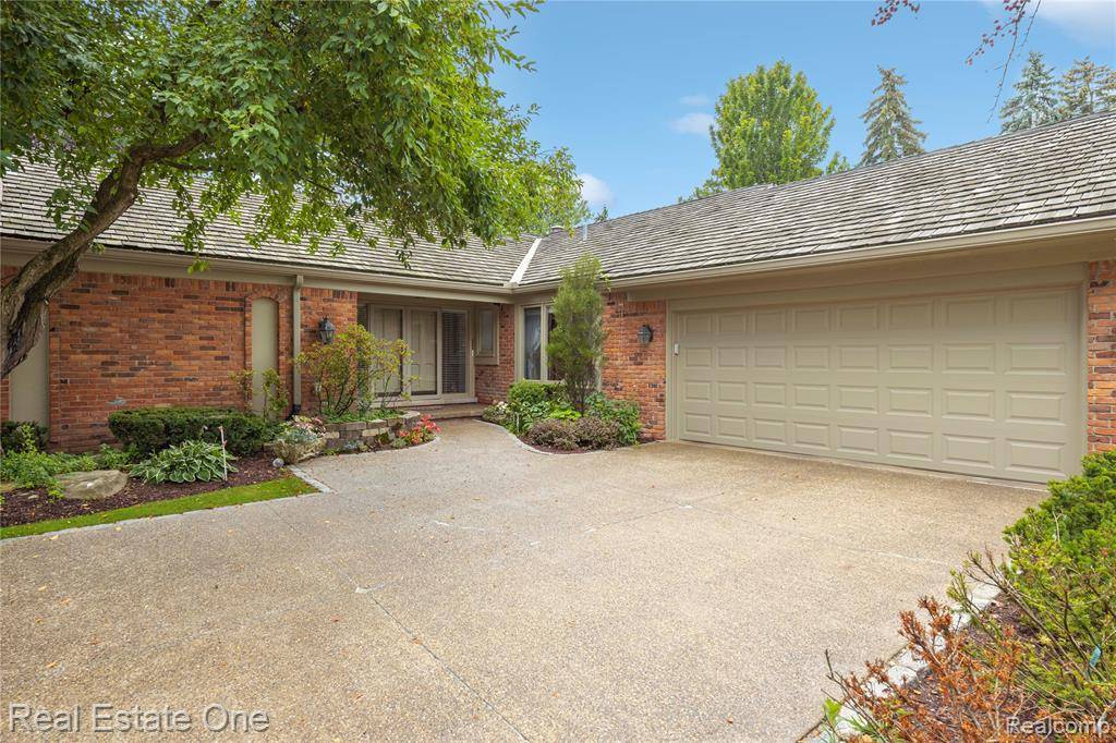 West Bloomfield Twp, MI 48323,3932 Maple Hill Street E 4