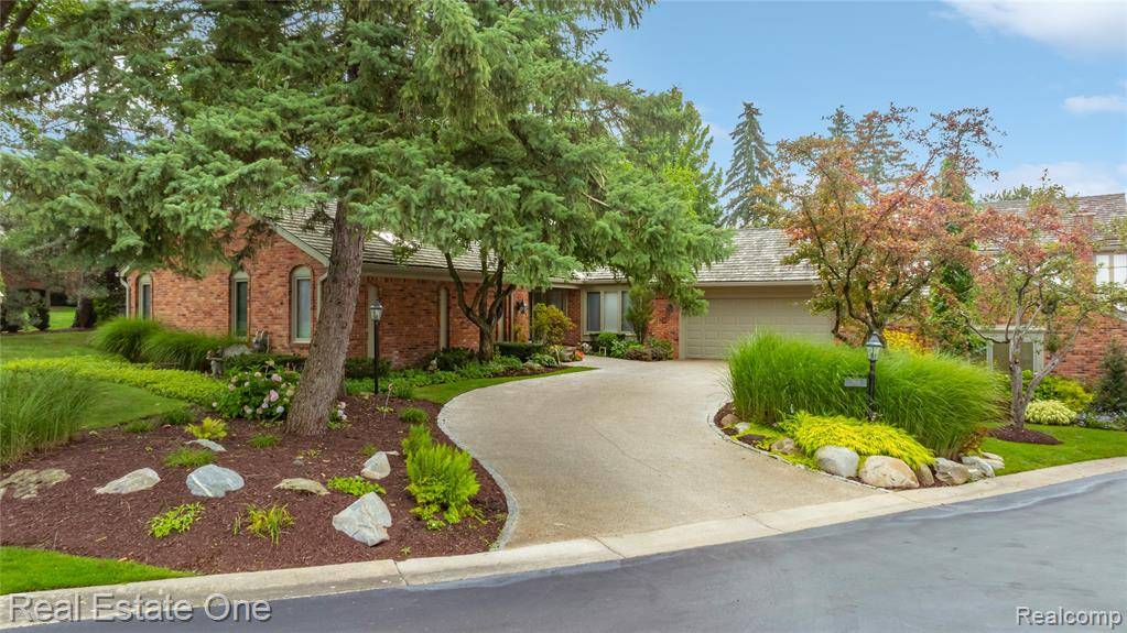 West Bloomfield Twp, MI 48323,3932 Maple Hill Street E 4
