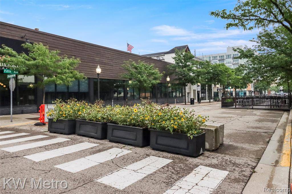Royal Oak, MI 48067,423 S Washington Avenue 200