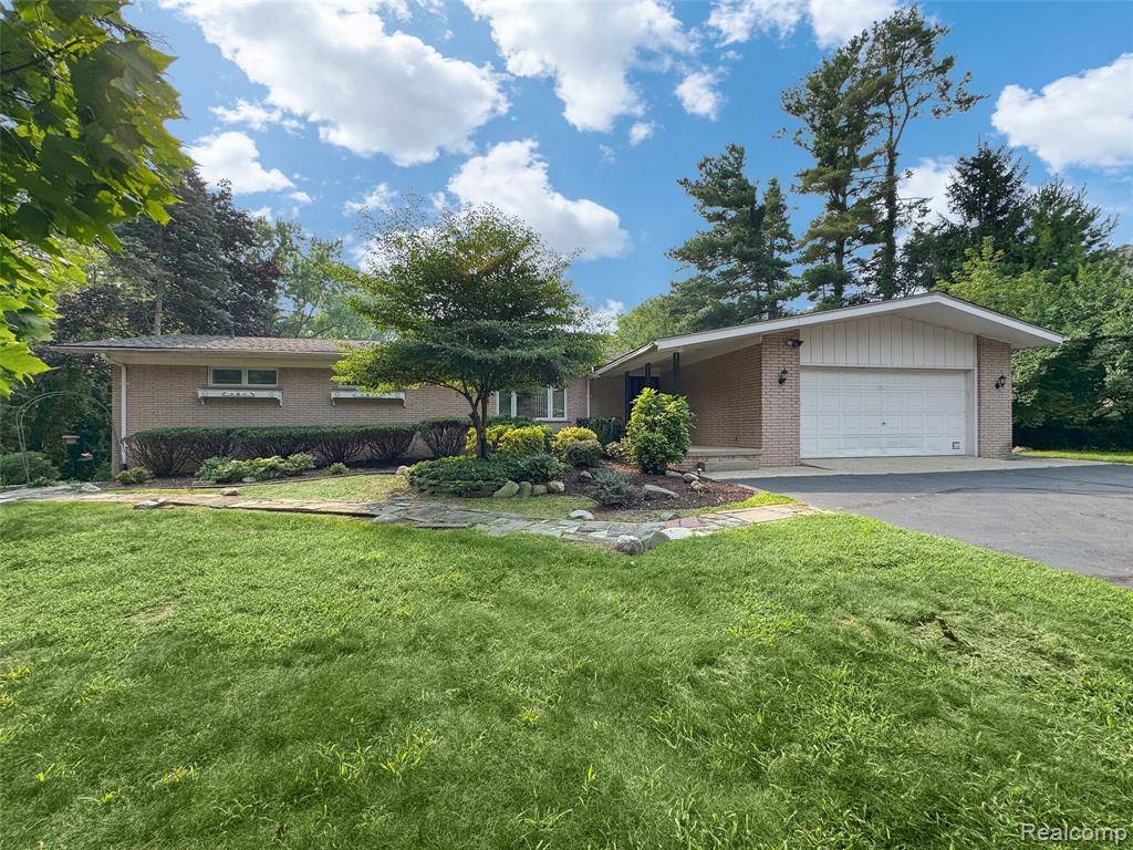 Franklin Vlg, MI 48025,30273 ROSEMOND Drive
