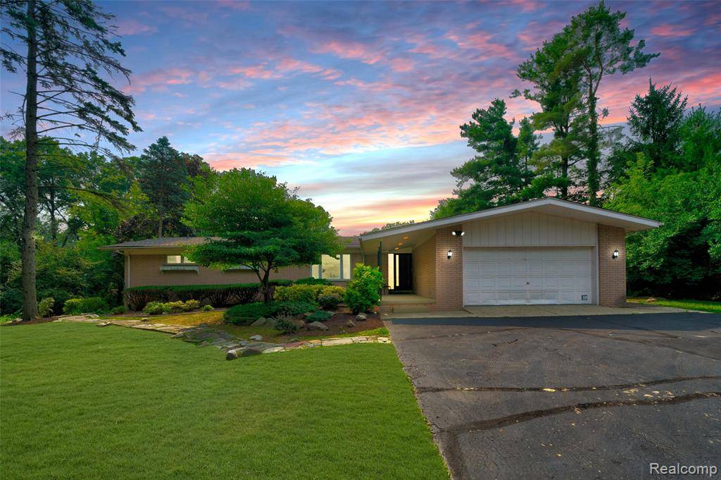 Franklin Vlg, MI 48025,30273 ROSEMOND Drive