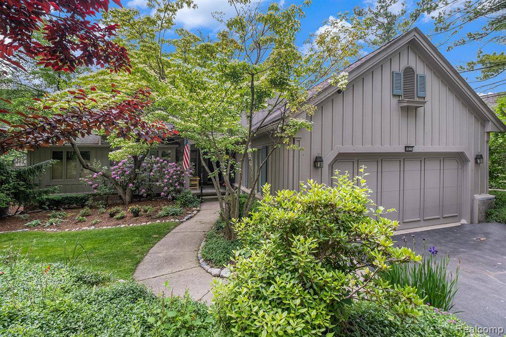 West Bloomfield Twp, MI 48323,4825 Mirror Lake Drive
