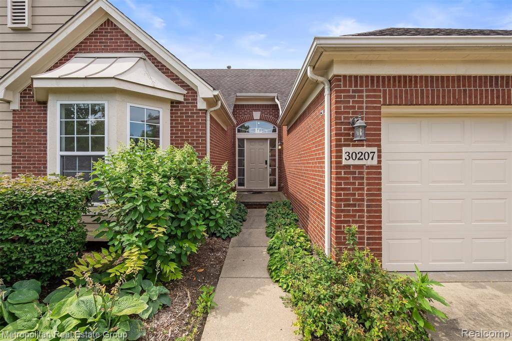 Novi, MI 48377,30207 Viewcrest Court
