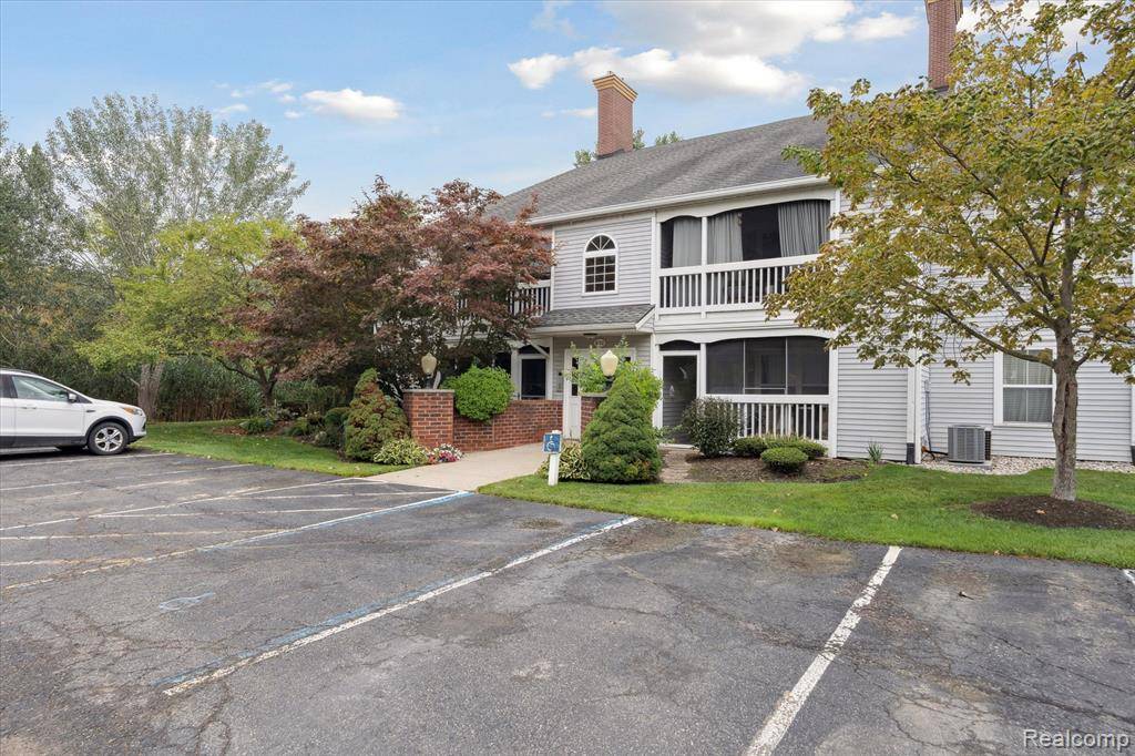 Howell, MI 48843,620 Curzon Court 204