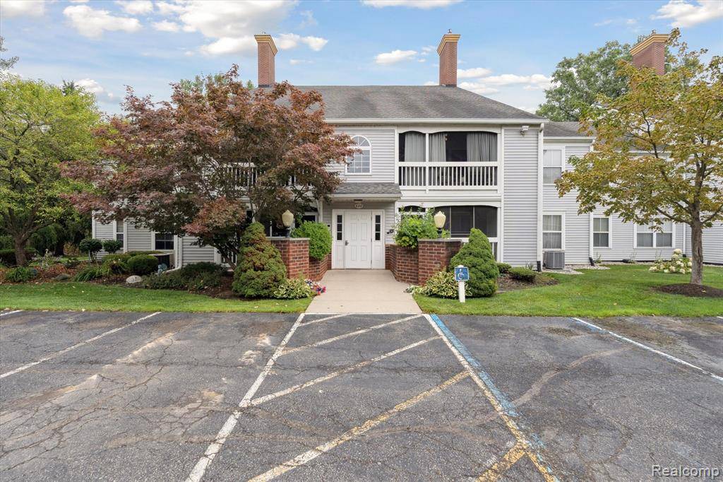 Howell, MI 48843,620 Curzon Court 204