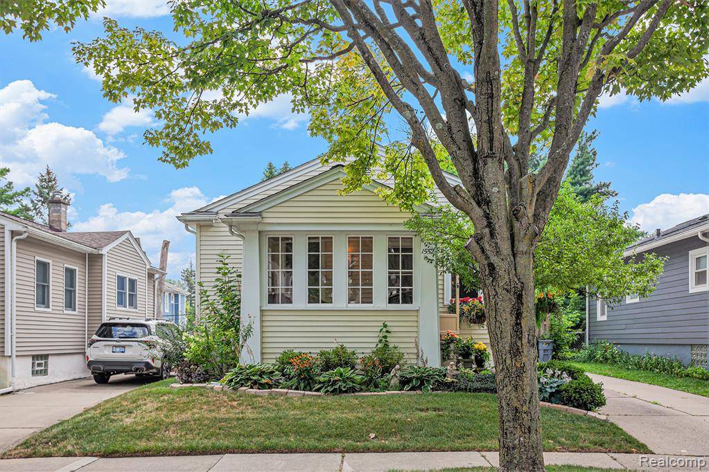 Birmingham, MI 48009,1552 Bennaville Avenue