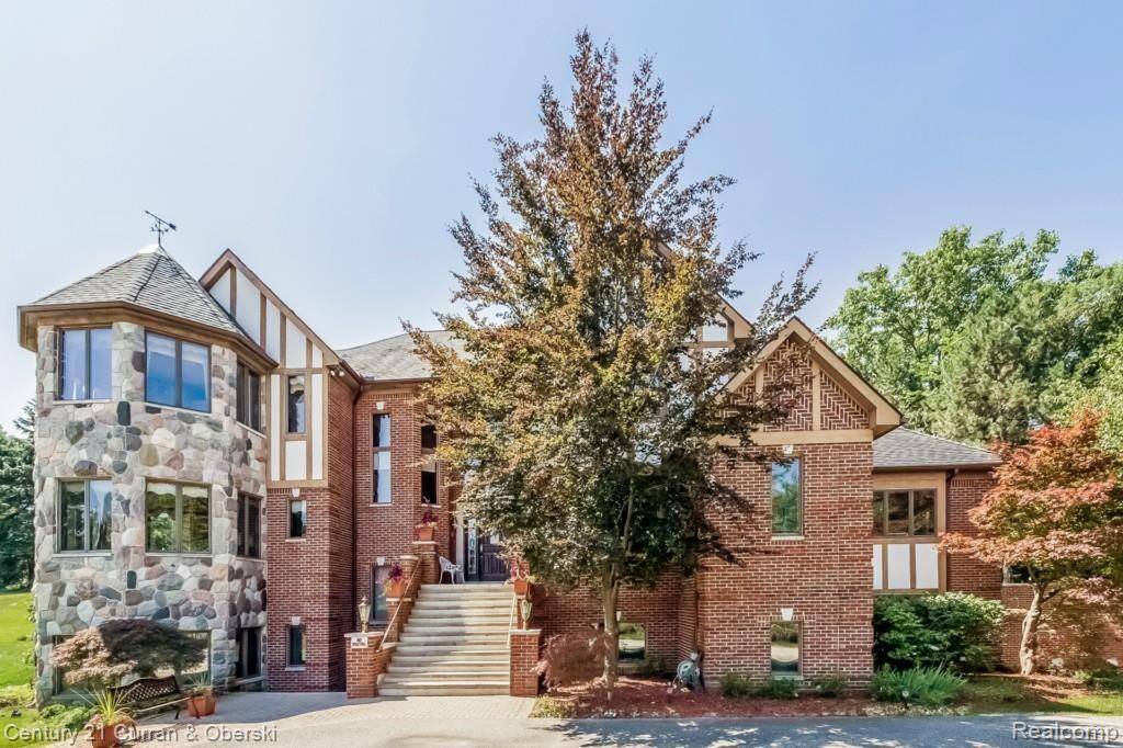 Farmington Hills, MI 48331,31085 ESTATE WOODS Court