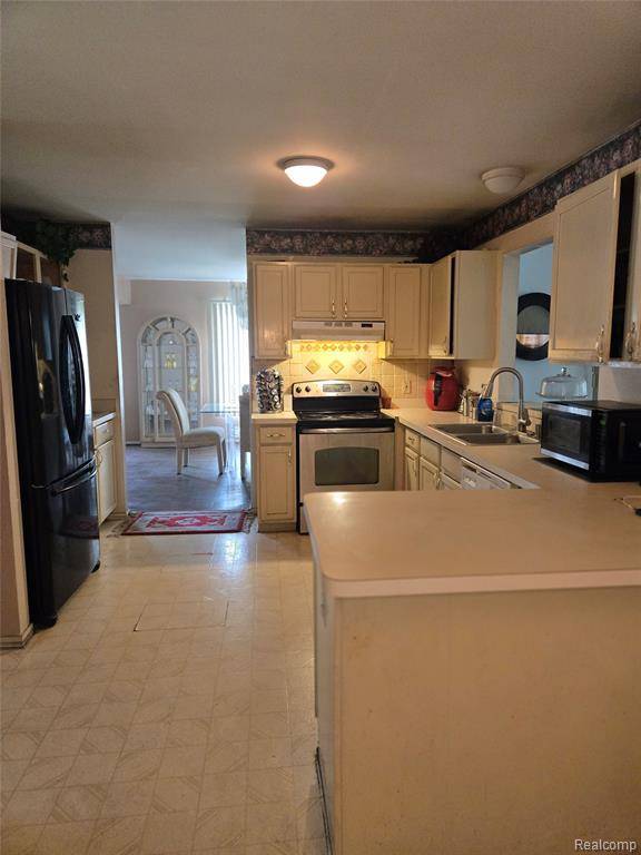 Southfield, MI 48033,25101 Lindenwood lane Street