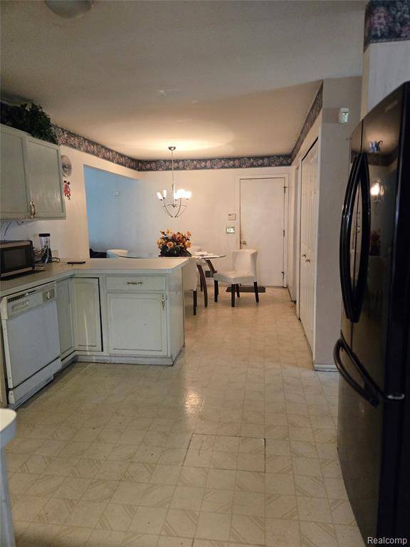 Southfield, MI 48033,25101 Lindenwood lane Street