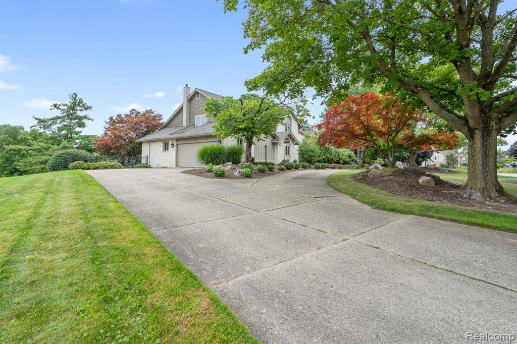 Farmington Hills, MI 48335,37735 River Bend