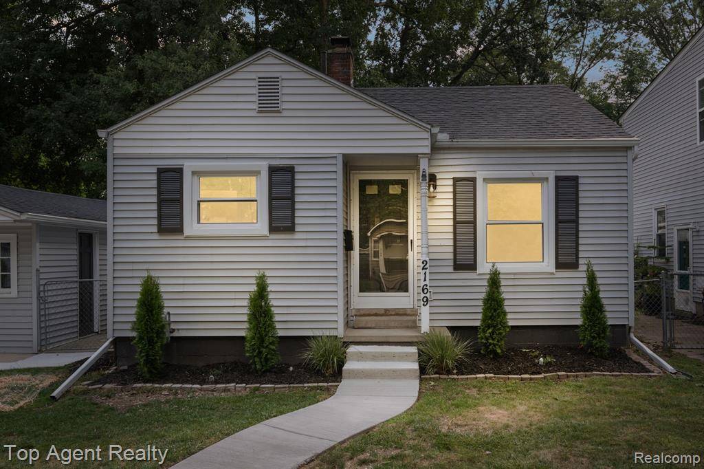 Grosse Pointe Woods, MI 48236,2169 Roslyn Road