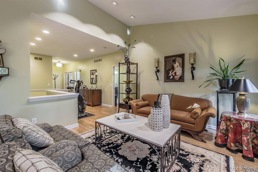 Novi, MI 48377,30796 Golden Ridge