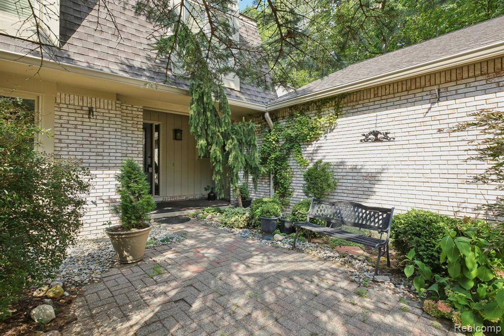 Bloomfield Twp, MI 48304,1339 KNOLLCREST Circle