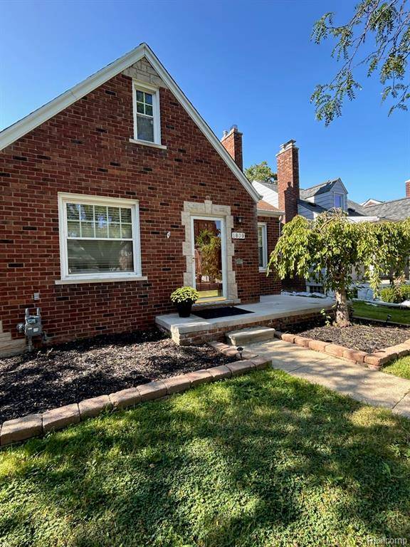 Grosse Pointe Woods, MI 48236,1809 Roslyn Road