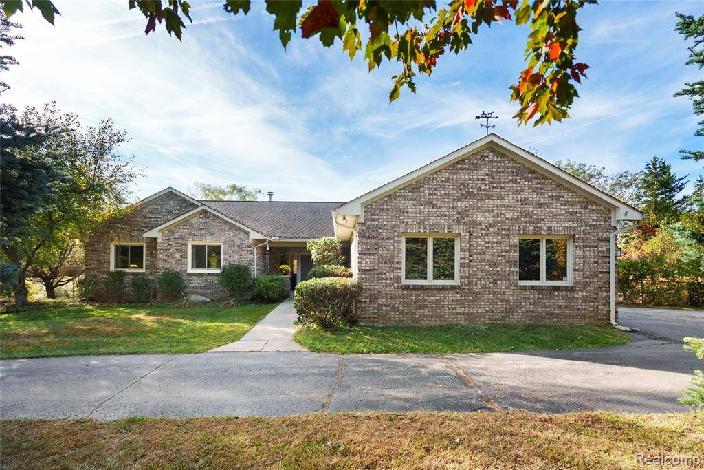 Leonard Vlg, MI 48367,990 Brewer Road