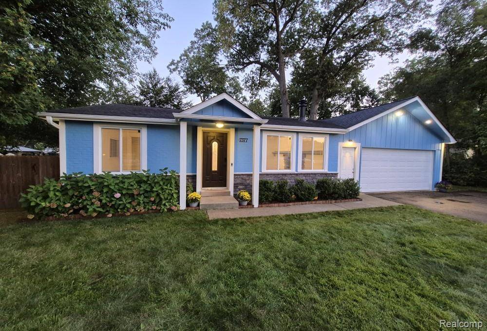 West Bloomfield Twp, MI 48324,7377 Cooley Lake Road