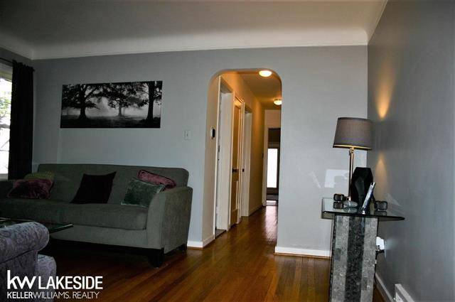 Grosse Pointe Woods, MI 48236,2082 Brys