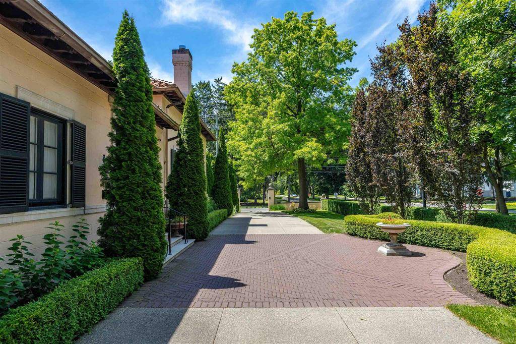 Grosse Pointe Farms, MI 48236,189 Cloverly Road