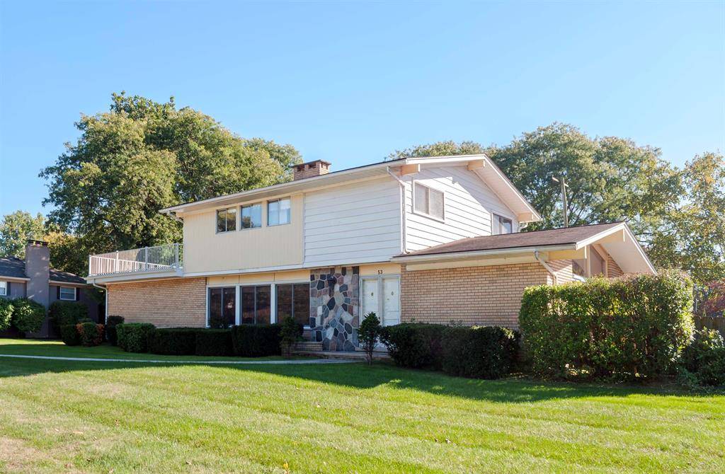 Grosse Pointe Shores, MI 48236,53 Briarcliff Place