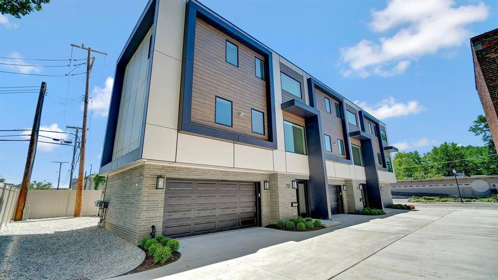 Royal Oak, MI 48067,717 E 11 Mile Road