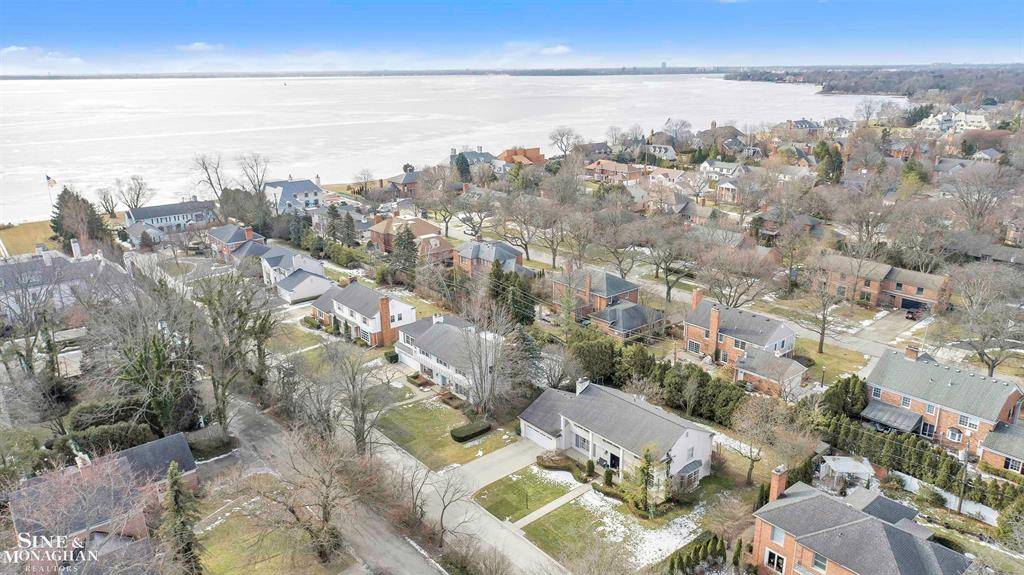 Grosse Pointe, MI 48230,9 Wellington Place