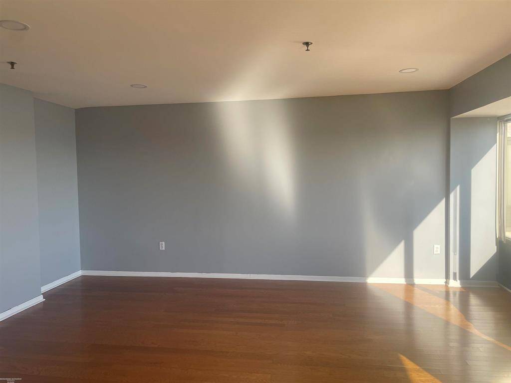 Detroit, MI 48226,1001 W Jefferson Avenue 10A / 300