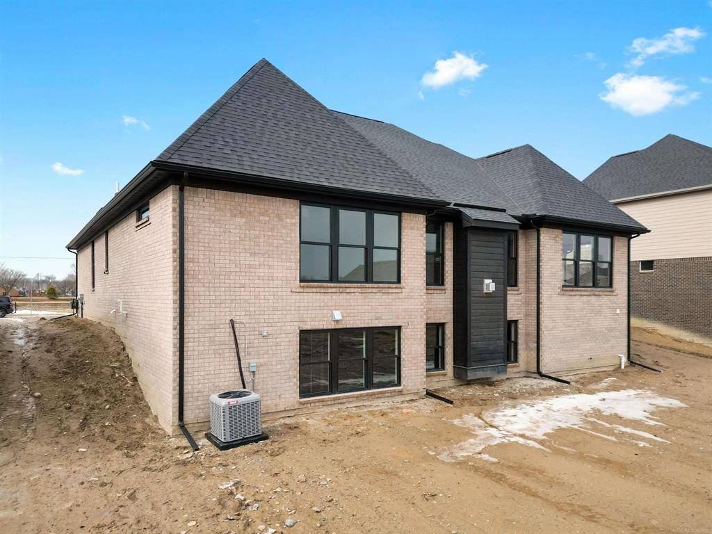 Shelby Twp, MI 48315,55577 Laurel Oaks Lane 41