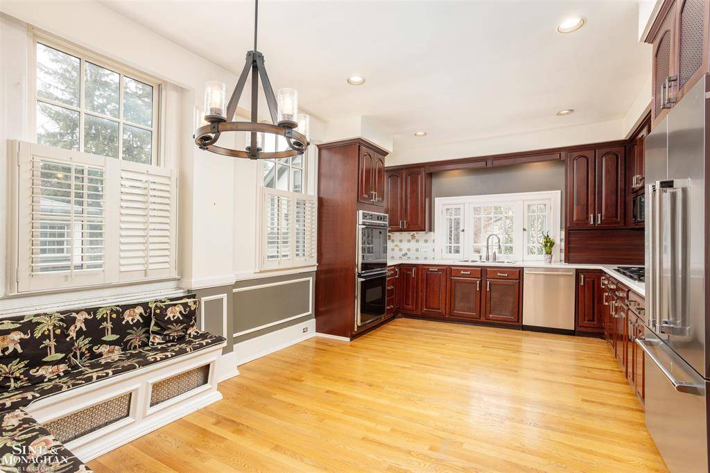 Grosse Pointe Farms, MI 48236,17 Lake Shore Road