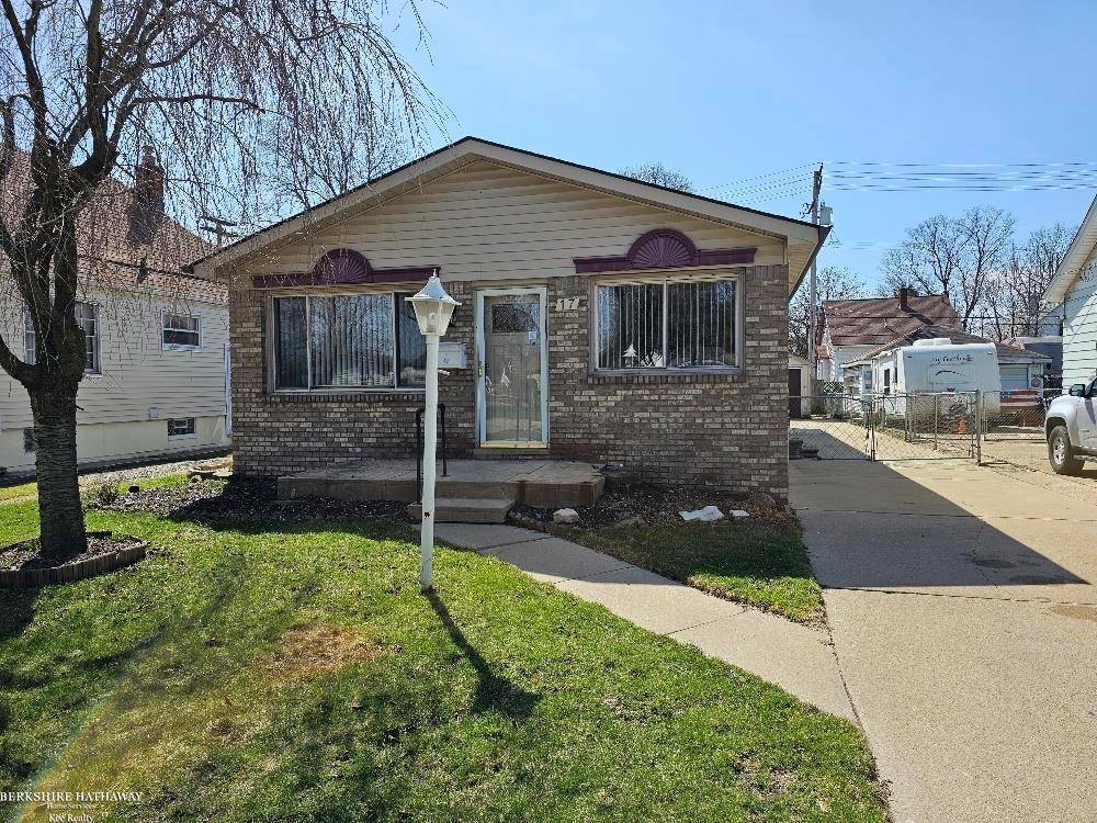 Mt. Clemens, MI 48043,17 Leonore Street