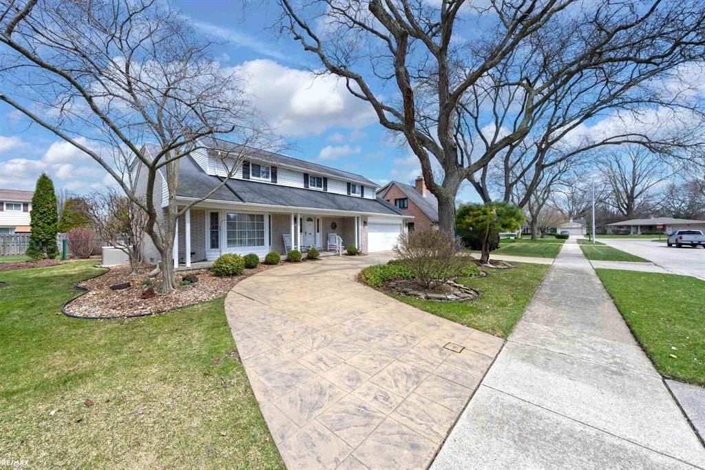 Grosse Pointe Woods, MI 48236,576 Woods Lane