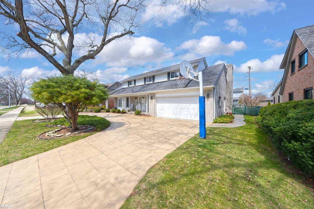 Grosse Pointe Woods, MI 48236,576 Woods Lane
