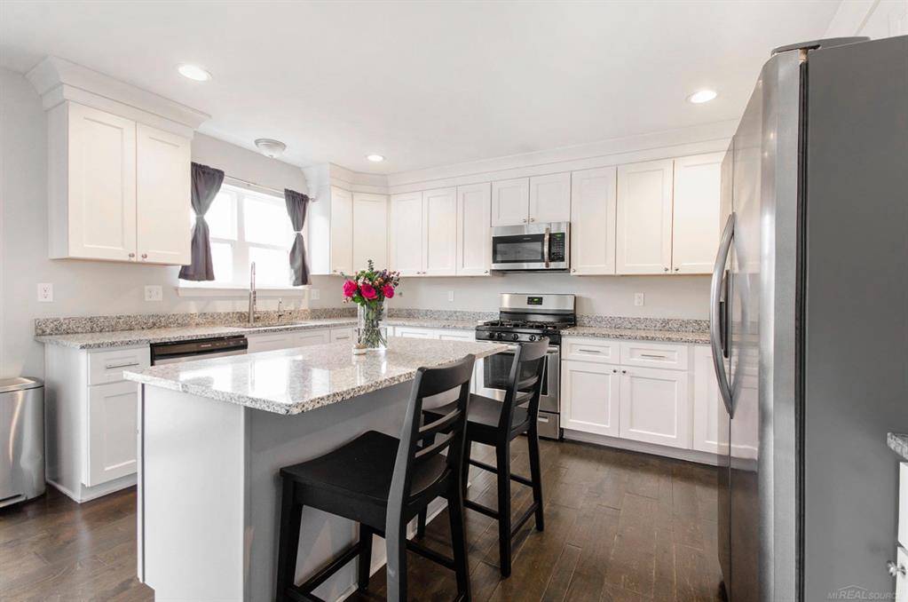 Southfield, MI 48033,24697 PEMBROOKE Drive