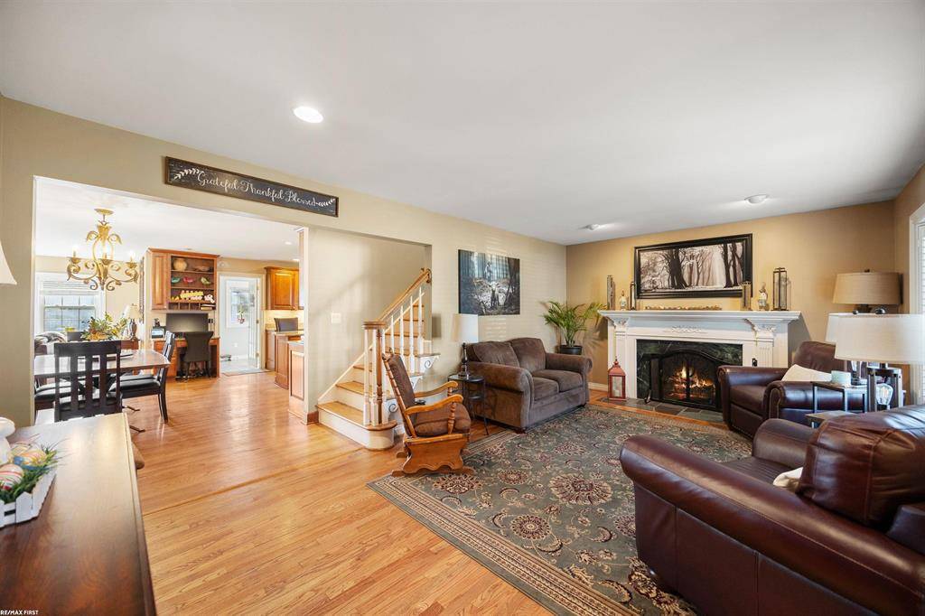 Grosse Pointe Woods, MI 48236,20014 Holiday Road