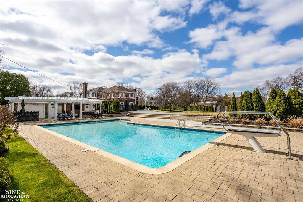 Grosse Pointe Park, MI 48230,15701 Windmill Pointe Drive