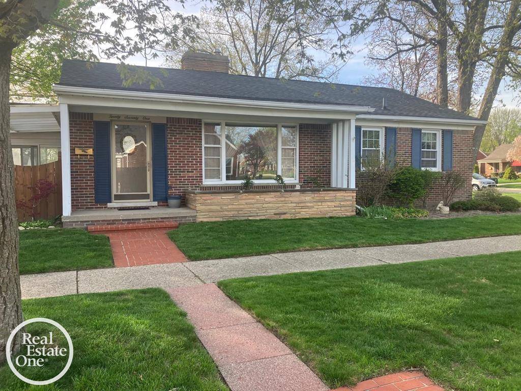 Grosse Pointe Woods, MI 48236,2071 Stanhope Street