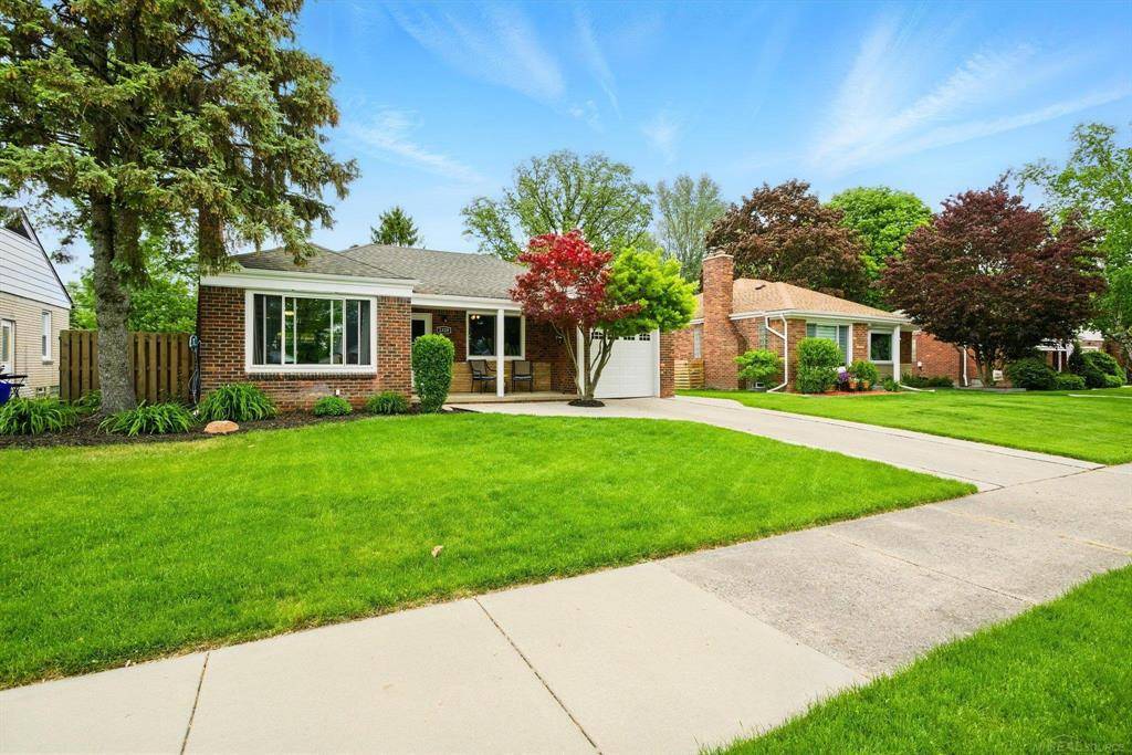 Grosse Pointe Woods, MI 48236,2320 Allard Avenue