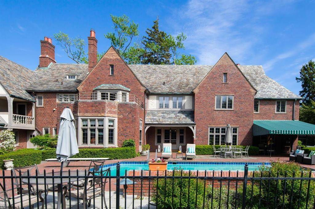 Grosse Pointe Farms, MI 48236,257 Ridge Rd Road