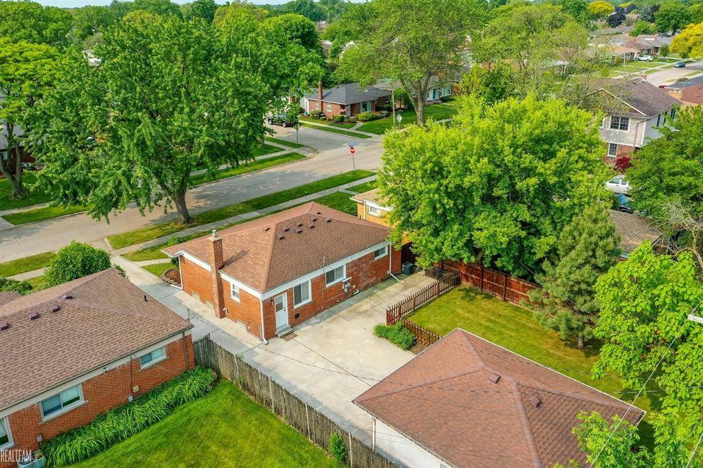 St. Clair Shores, MI 48081,21205 Centennial Street