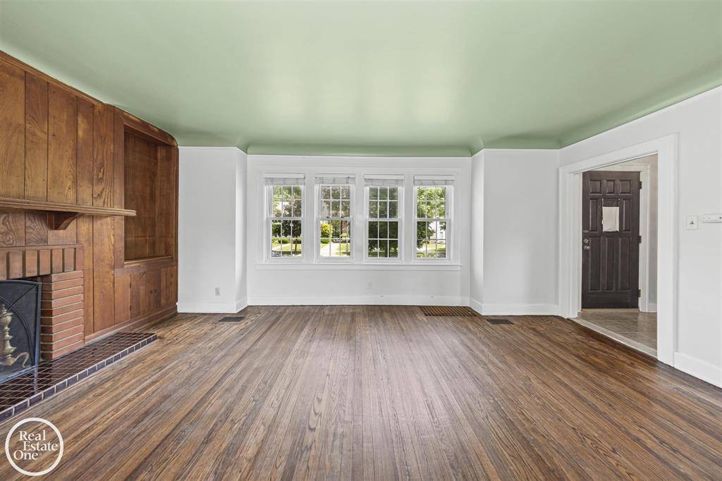 Grosse Pointe, MI 48230,797 Lincoln Road