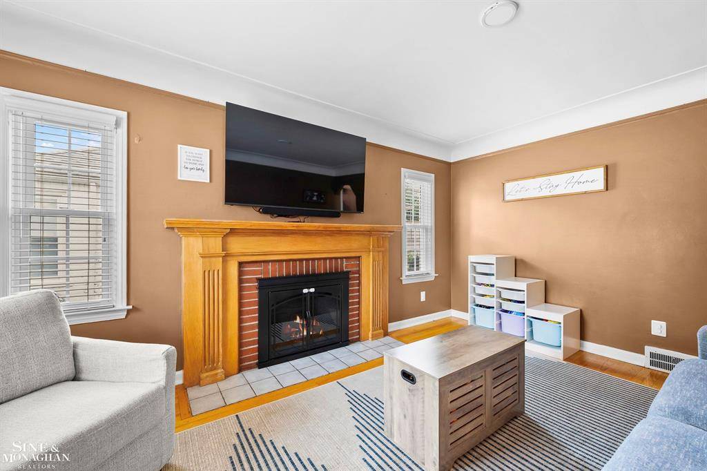 Grosse Pointe Woods, MI 48236,1857 Roslyn Road
